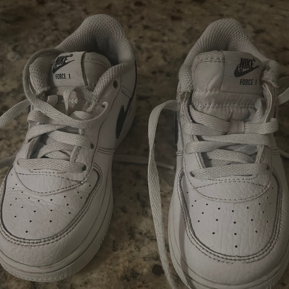 Nike White Sneakers Air Force 1 Low-Top Design